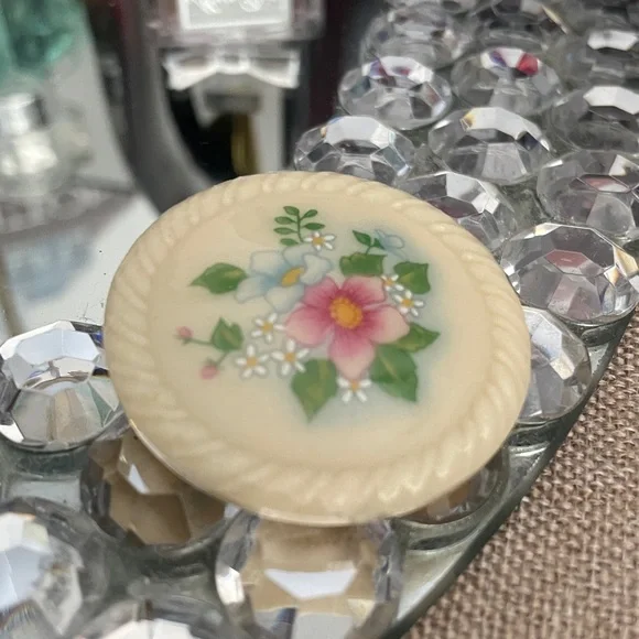 ✨🎉🎉💕Vintage Avon Floral Decorative Round Brooche💕✨ Preloved - Picture 1 of 4